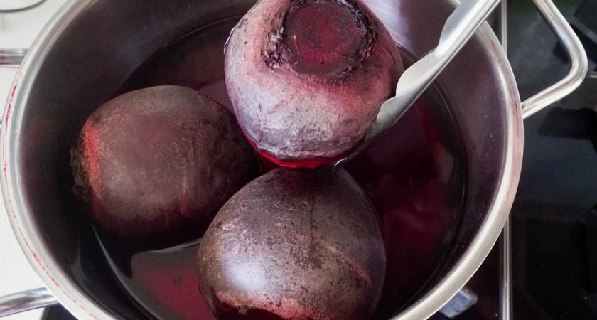    Не варю свеклу часами — хватает 15 минут: есть одна уловка при варке — будет вкуснее, сочнее и без запаха на весь дом