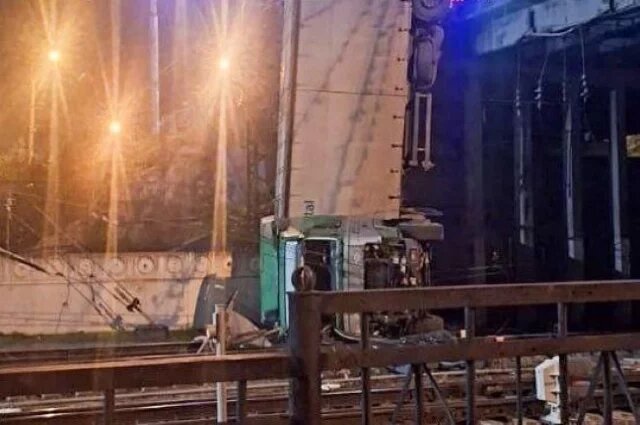    В Симферополе фура упала с моста на ж/д пути: что известно?