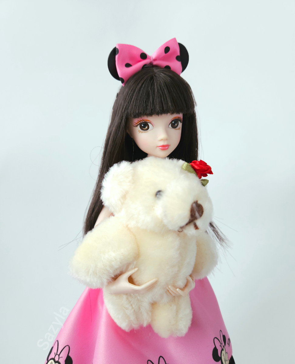 Медведя мне прислали вместе с куклой. Был ли он в комплекте изначально, я не уверена, но Минни он очень уж нравится, так что пришлось оставить.