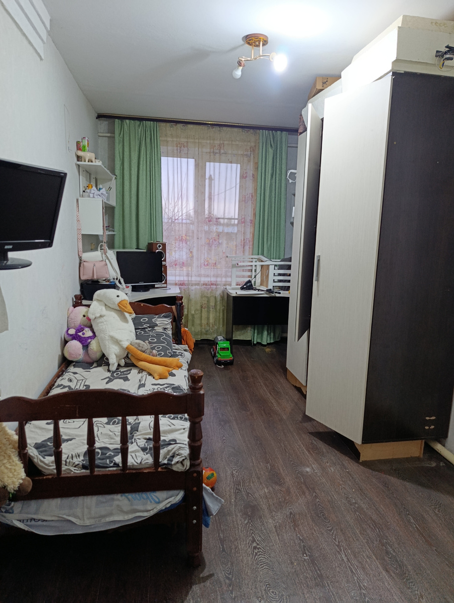 Вот так выглядела комната ДО, одну кровать мы уже убрали... 