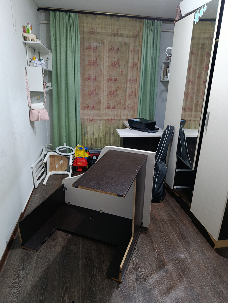 Работа за кипела, столы пришлось разбирать, через дверной проём не прошли... 