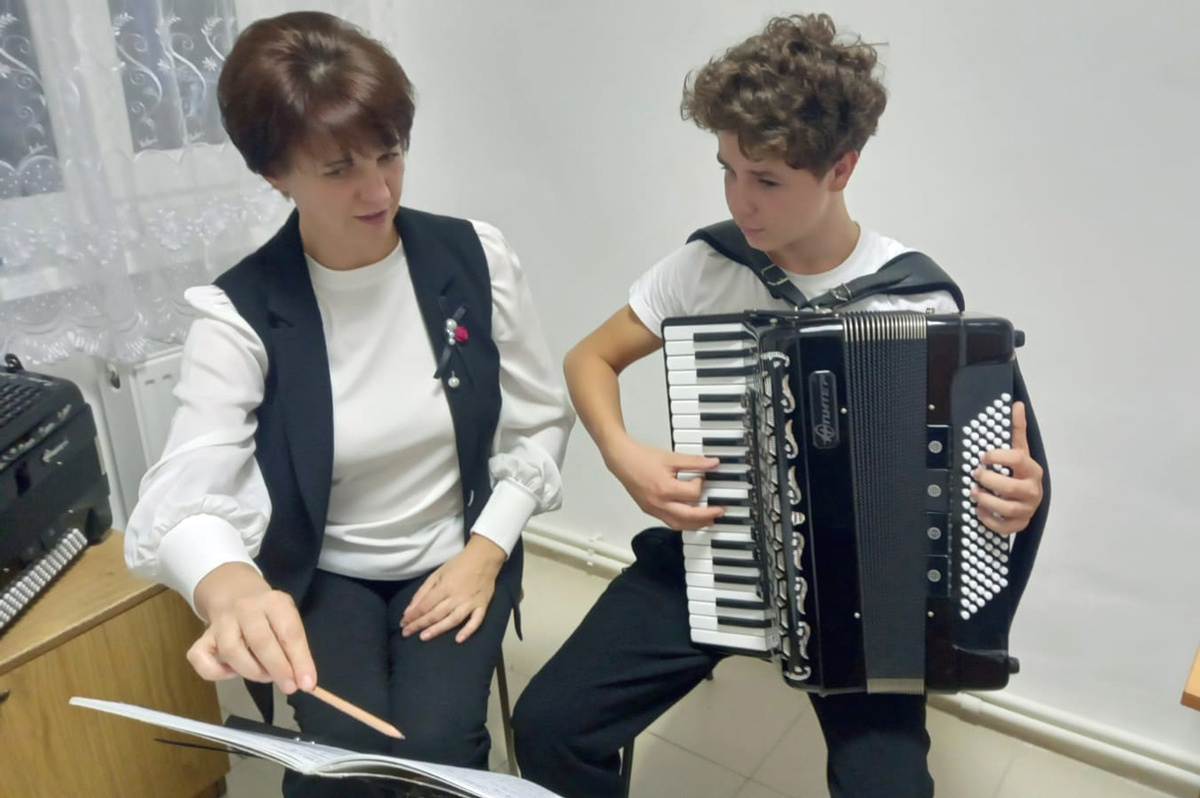 Светлана Шайдарова занимается со своим учеником Сашей Колковым. К слову, этой весной на межрегиональном конкурсе «Музыкальное Предгорье» Саша стал лауреатом 2 степени