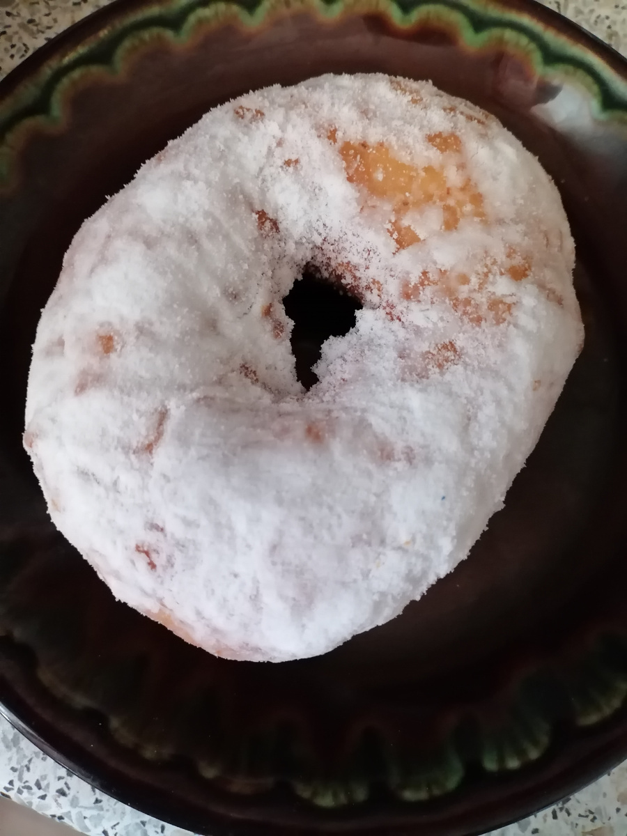 Выпекается в Правительственной столовой, находящейся рядом с музеем им. М.Е. Салтыкова-Щедрина; вход по пропускам; стоит всего 30 рублей 00 копеек; вес не могу сказать – очень лёгкий, а вот диаметром со стандартное чайное блюдце