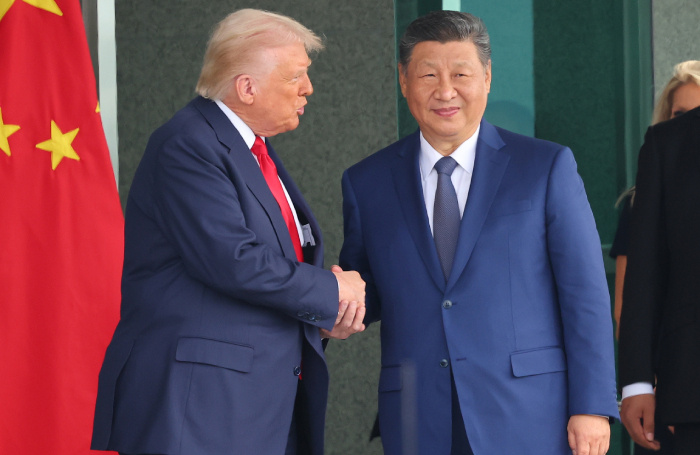    Председатель КНР Си Цзиньпин и президент США Дональд Трамп (справа налево).EPA/ТАСС