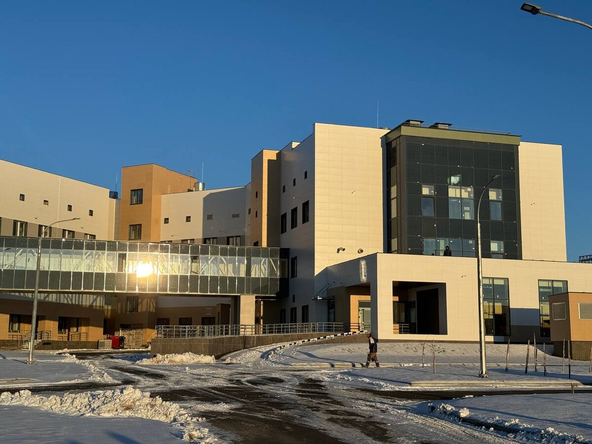 Специалисты инжиниринговой компании "Дон Транс Строй Сервис" работали на строительстве Камчатской краевой больницы с 2024 по 2025 год. Им потребовалось в общей сложности девять месяцев для разработки полного комплекта исполнительной документации по объекту. Фото: kamgov.ru