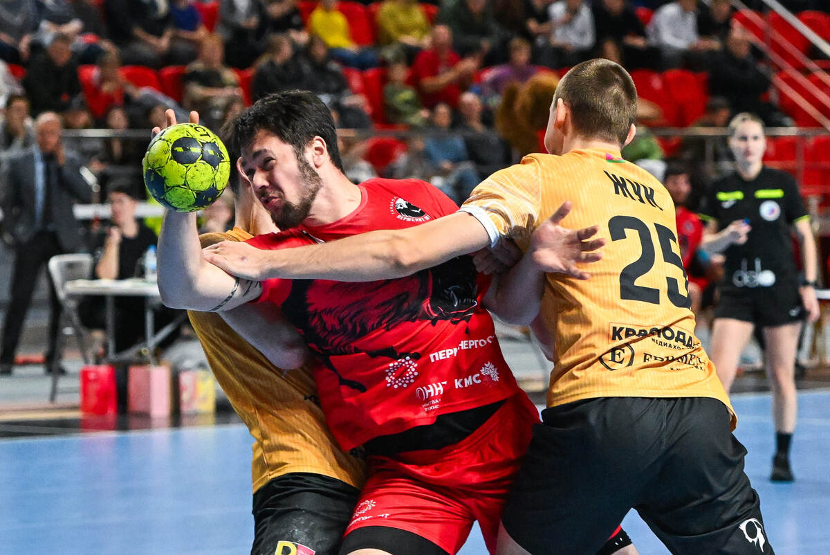    "В клубе делается больший упор на ОФП". И потому Андрея Тюрина порой не могут удержать даже два защитника