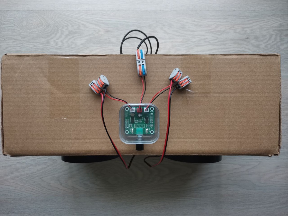 Соединяем проводами наши динамики с модулем bluetooth