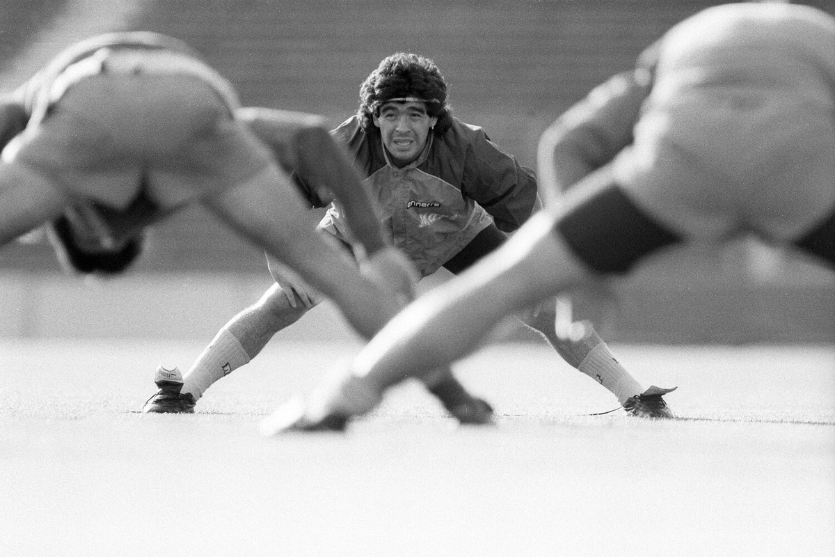 Аргентинский футболист Диего Марадона (в центре на заднем плане) во время тренировки в 1989 году ©imago images/Pressefoto Baumann/Global Look Press  📷