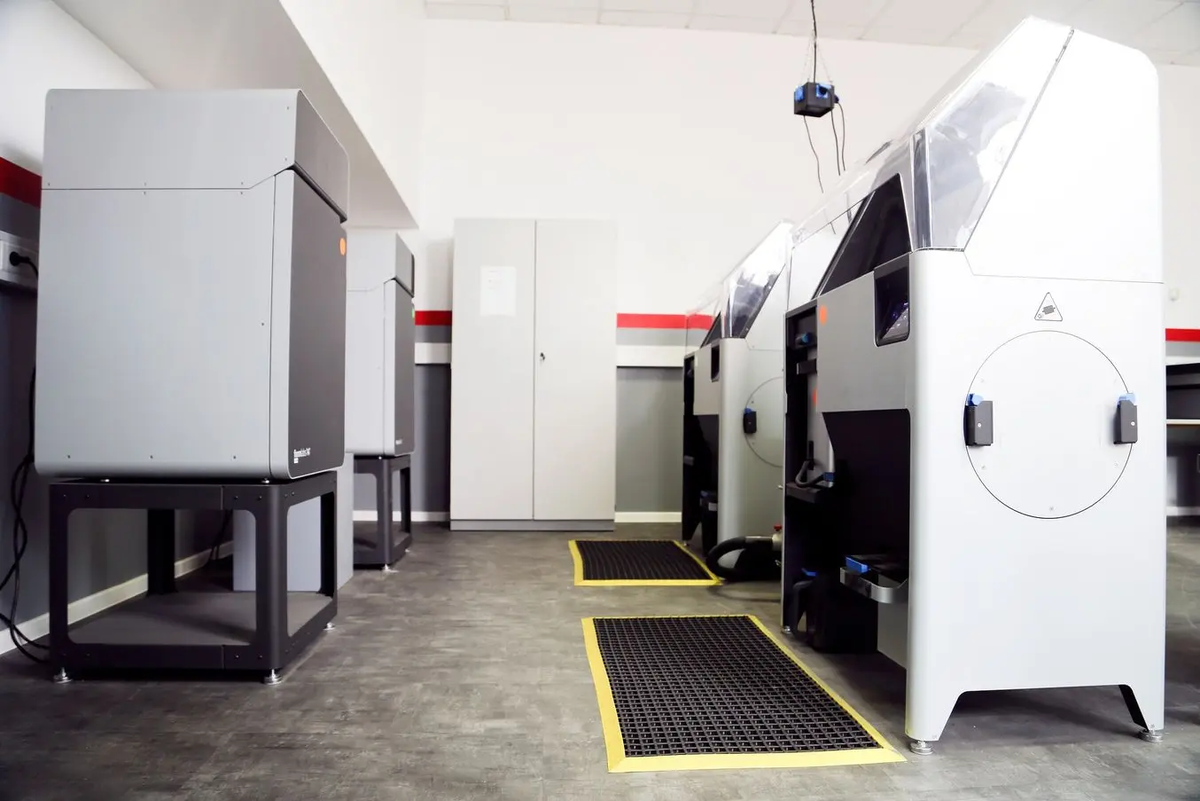 В мастерской 3D-печати в Ноймюнстере десять различных 3D-принтеров, включая два SLS-принтера серии Fuse.