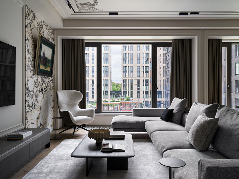 Гостиная. Диван, Flexform. Кресло, журнальный стол, Poliform. Корпусная мебель, Krivdrev. Ковер, Art de Vivre. Декоративные подушки, Aura Home, Atelietati. На столе — чаша из керамики, Rehome Living. Картина, Жан Карзу (Jean Carzou).