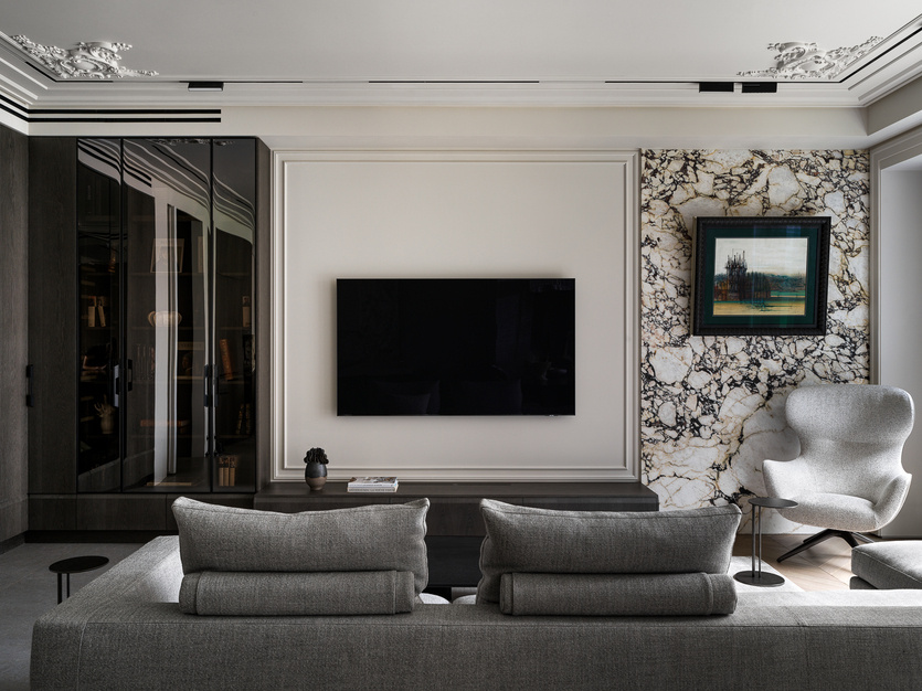 Зона ТВ. Диван, Flexform. Кресло, Poliform. Акцентное панно выполнено из мрамора Calacatta Viola Extra. Картина, Жан Карзу (Jean Carzou).