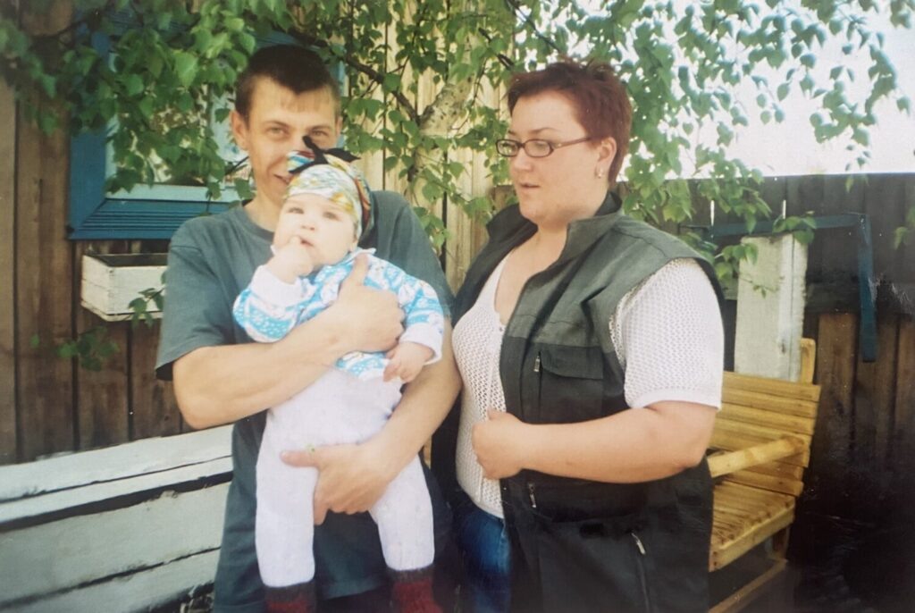 Катя в младенчестве с родителями