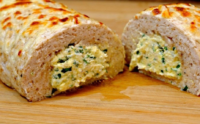 Куриный рулет со шпинатом и сыром: домашний ужин за полчаса