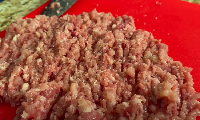 Куриный рулет со шпинатом и сыром: домашний ужин за полчаса