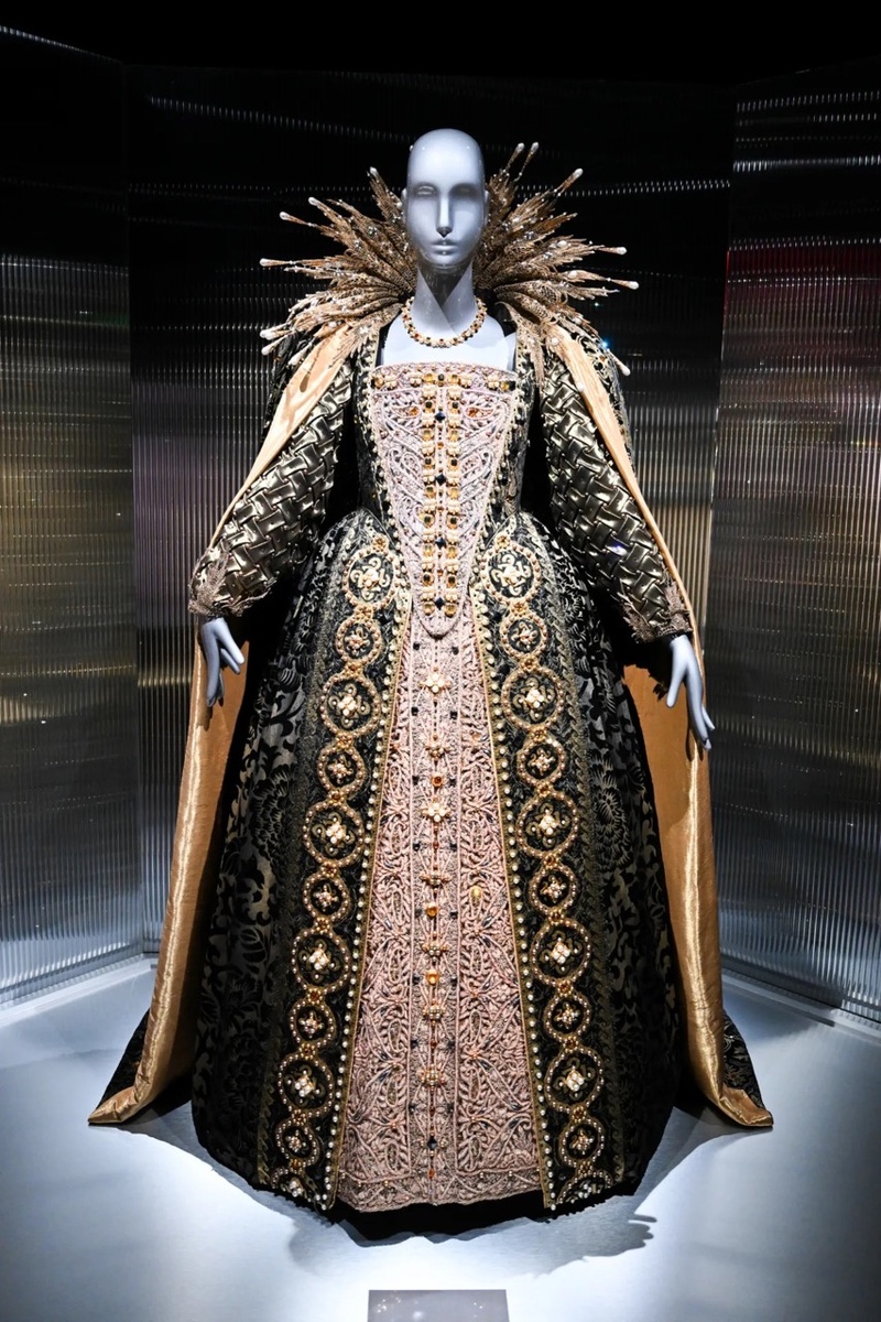    Кайли Дженнер, Алекс Консани и Эмрата посетили открытие новой выставки Swarovski (фото 3)