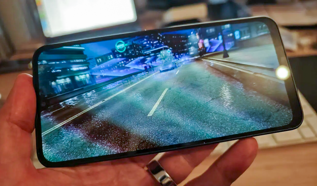 Нижняя рамка и каплевидная фронталка всё-таки выдают бюджетность. 