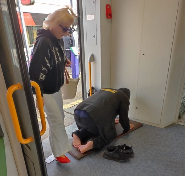    По мнению Затулина, это нормально, когда мигранты "делают что-то такое, что не относится к нашим традициям". Например, устраивают демонстративный публичный намаз в самых неподходящих местах, зачастую мешая множеству других людей. Коренные российские мусульмане, те же татары и башкиры, так себя не ведут. Фото: соцсети