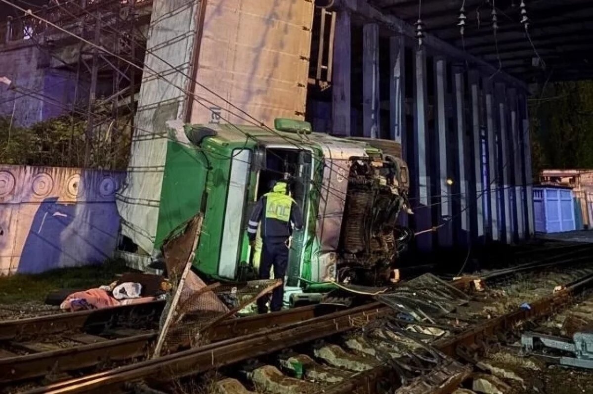    Названа предварительная причина падения фуры с моста в Симферополе