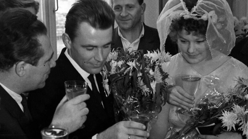     Одни из первых молодоженов во Дворце бракосочетания, 5 ноября 1965 года. vk.com/kraevedaltay