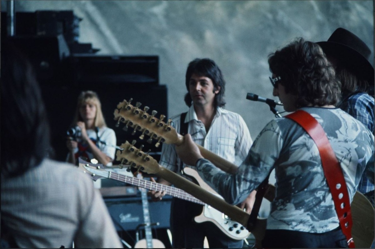 Репетиция Wings в Sydney Myer Music Bowl, 13 ноября 1975 года, Мельбурн, Австралия. Пол МакКартни, Линда МакКартни, Денни Лэйн. Фото: Ко Хасебе.