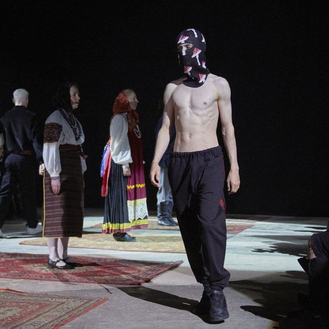 Ансамбль участвовал в показах Антона Лисина в «Мутаборе», дефиле фонда «Русский силуэт» на Московском кинофестивале и фестивале «Сарафан»