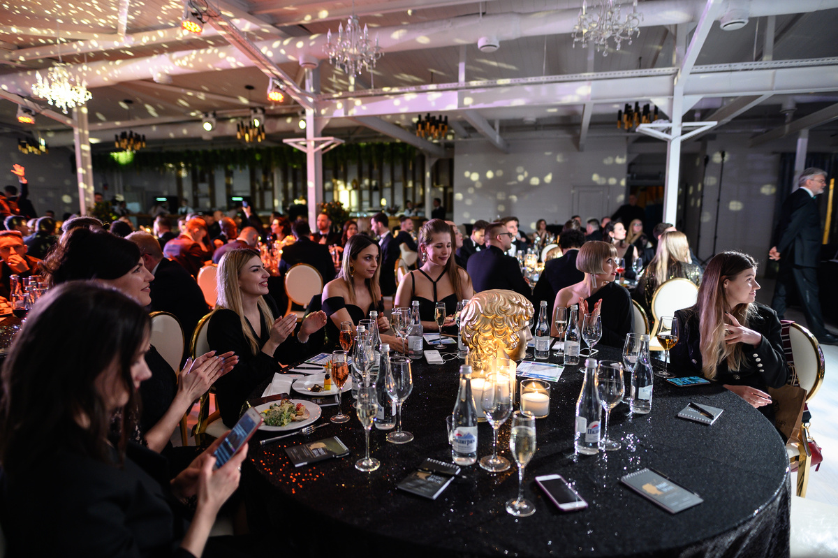 Помните, что корпоратив - отличный инструмент для сплочения коллектива. Поэтому стоит уделить особое внимание его организации