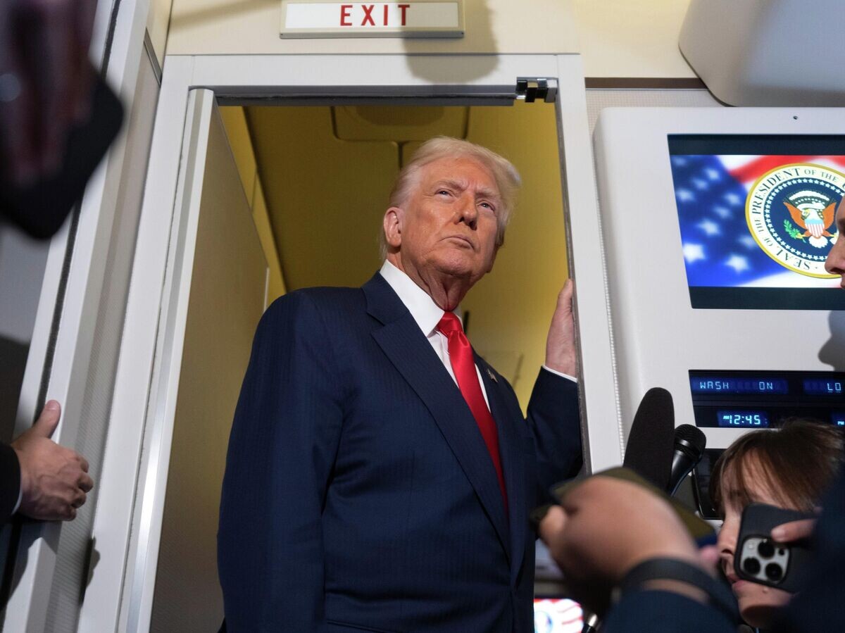    Президент США Дональд Трамп беседует с журналистами на борту Air Force One после встречи с председателем КНР Си Цзиньпином© AP Photo / Mark Schiefelbein