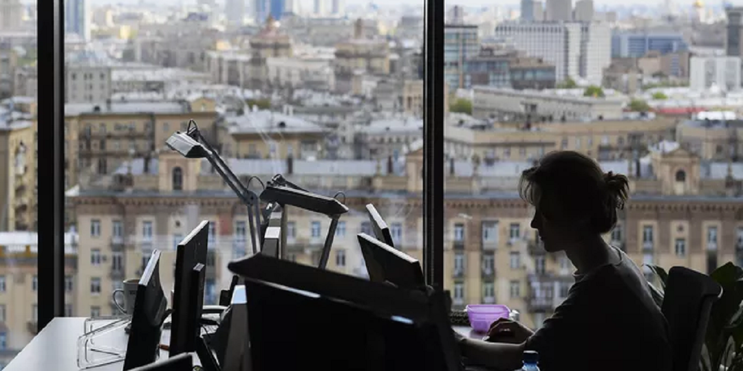 Рабочий день в субботу считается предпраздничным, поэтому сокращен на час