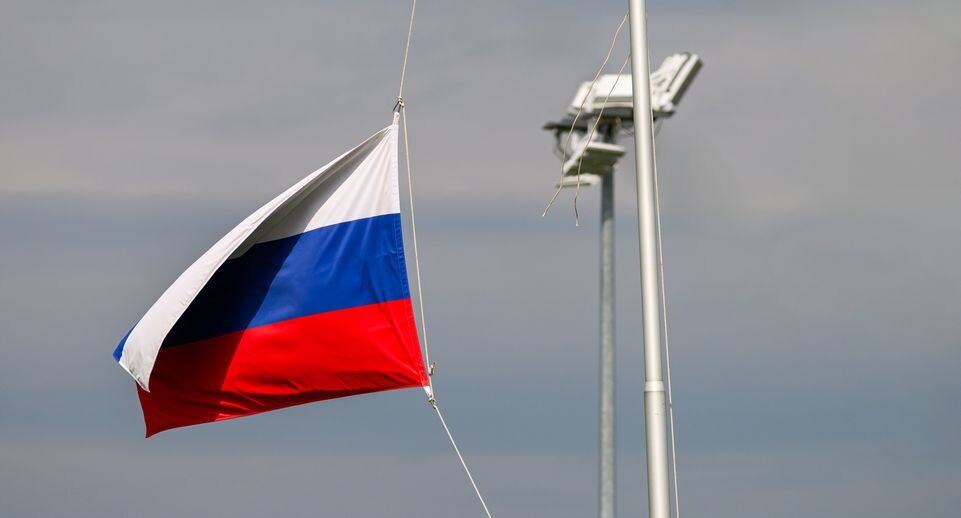    Поднятие флага на соревнованиях по гребному слалому Летней спартакиады молодежи в поселке Богородское / Медиасток.рф