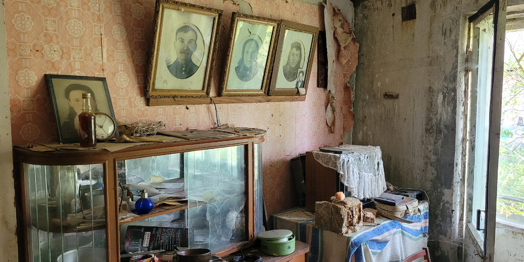 Город-призрак Паскино-2: брошенные машины, нетронутые квартиры и последние жители