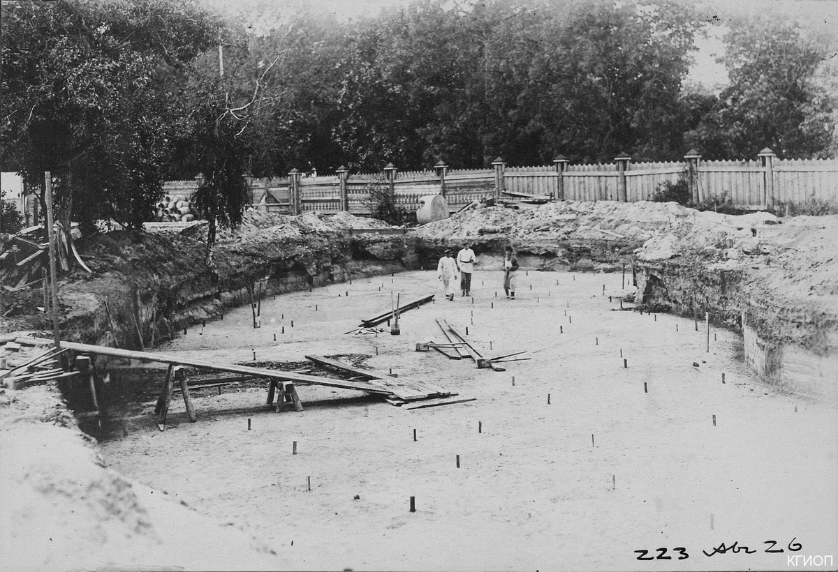 Строительство вольера для белых медведей.