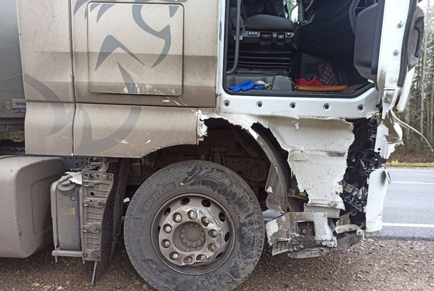    На трассе под Советском легковушка столкнулась с грузовиком и перевернулась