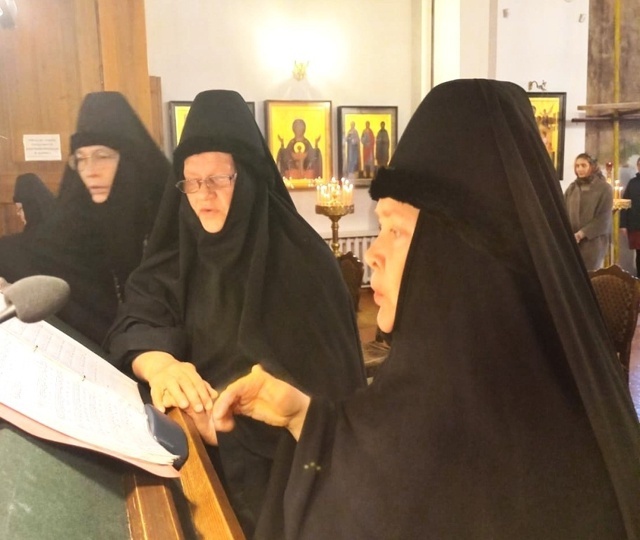 По благословению тверского митрополита монахиням пошили модные фетровые шапочки