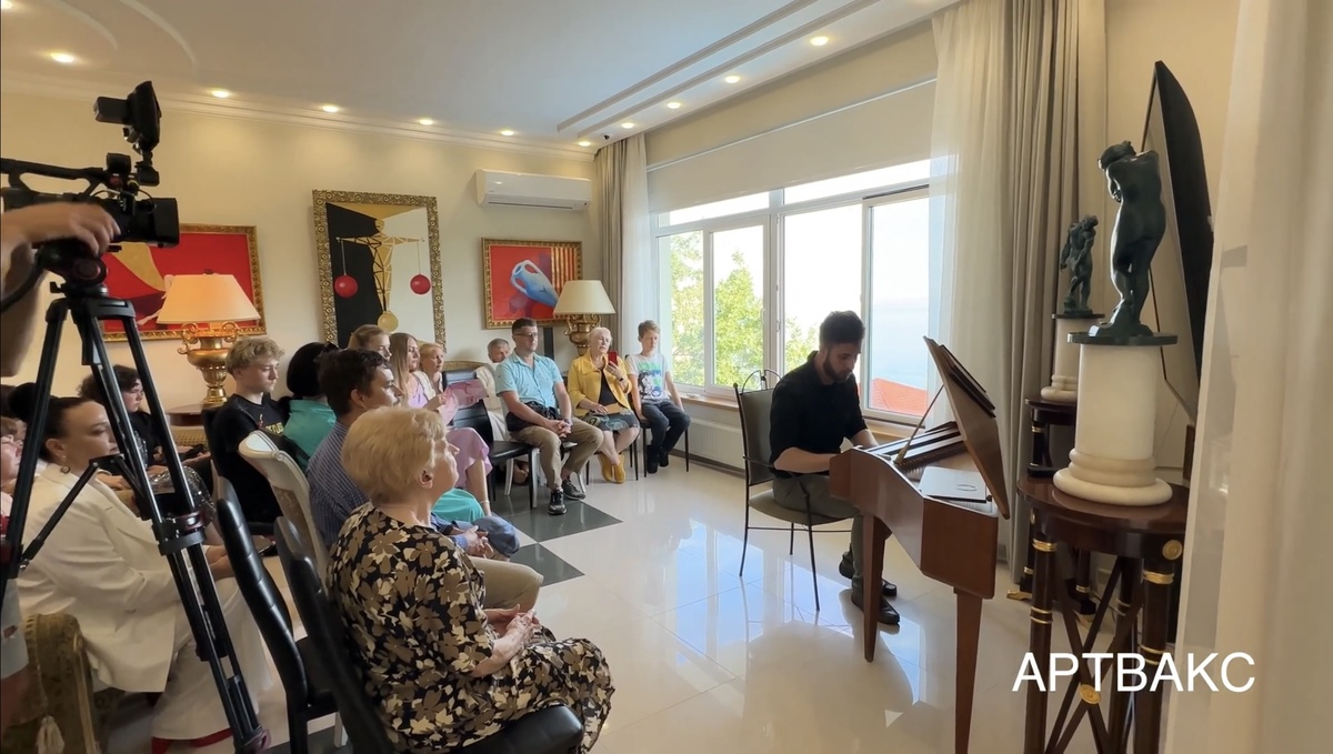 Скриншот телепортажа о концерте Влада Кожина на даче Терп-Ламбат 