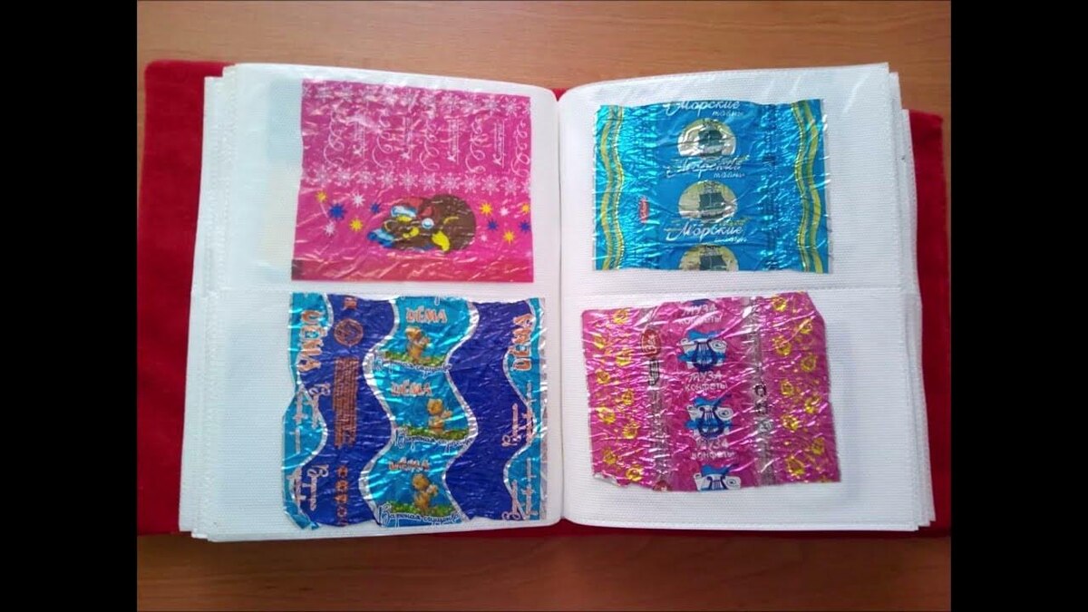 Стилизованное фото создано для воссоздания атмосферы эпохи и демонстрации способа хранения коллекций.