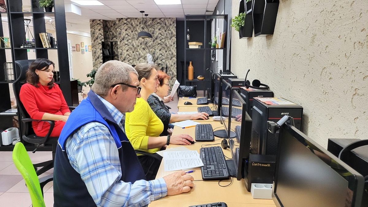    Более 100 югорских пенсионеров освоили уроки пенсионной и цифровой грамотности
