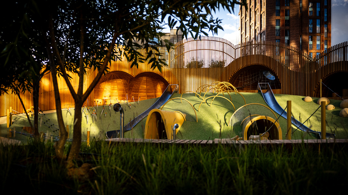 Двор жилого квартала HIGH LIFE рядом с метро "Павелцкая" в Москве.