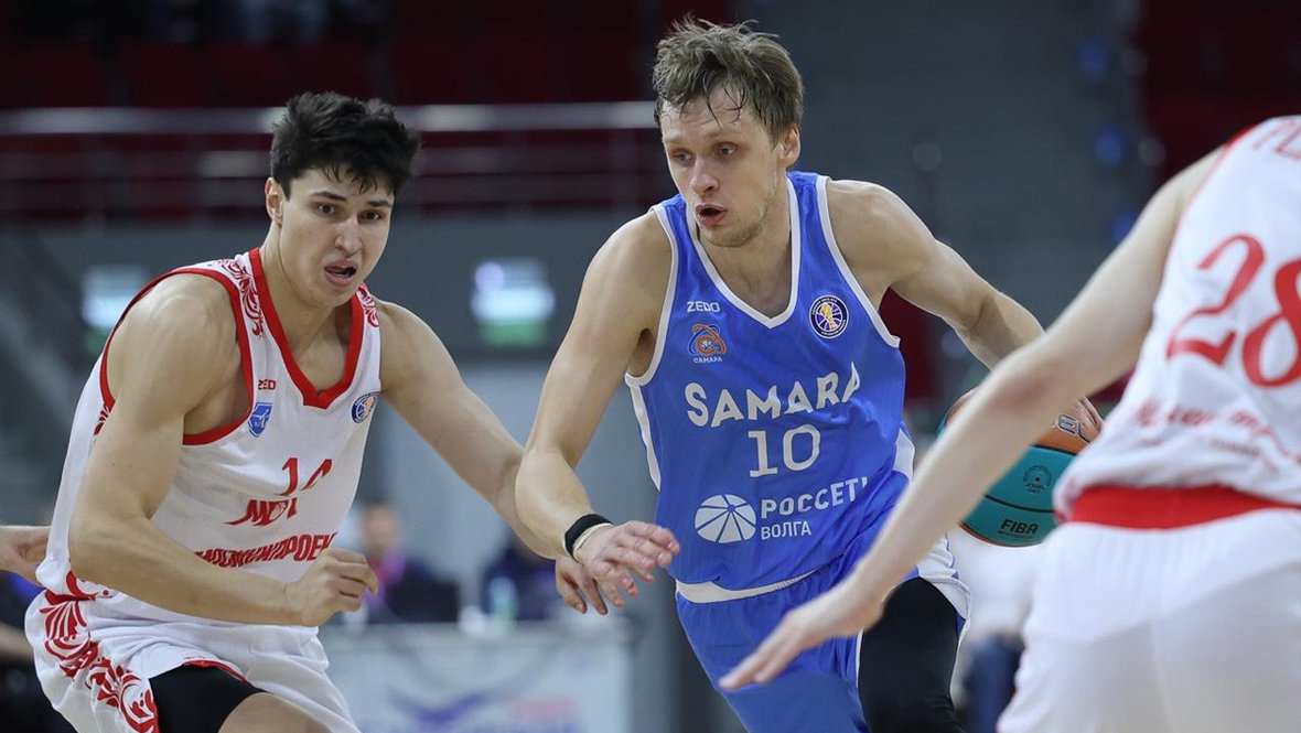    Никита Михайловский (в центре).БК «Самара»