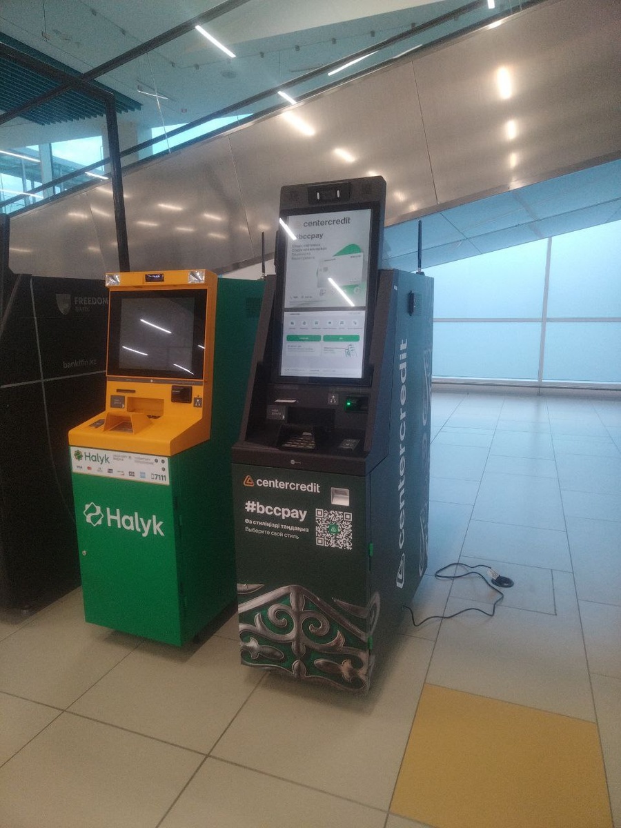 Банкомат БЦК позволит вам снять доллары с карты прямо на месте! Фото из личного архива.
