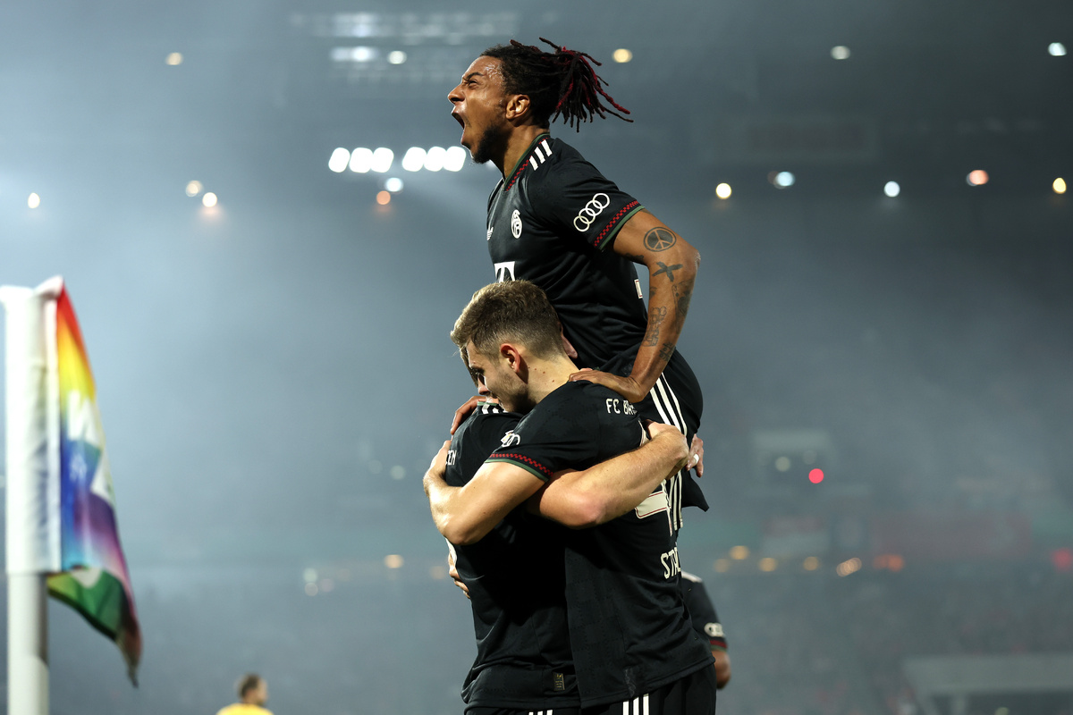 На фото изображены игроки "Баварии" в черной форме, празднующие гол в матче против "Кёльна" в DFB-Pokal 2025. Источник: https://www.bavarianfootballworks.com/bayern-munich-match-observations/145511/fc-koln-bayern-munich-observations-match-analysis-dfb-pokal-said-el-mala-jonas-urbig