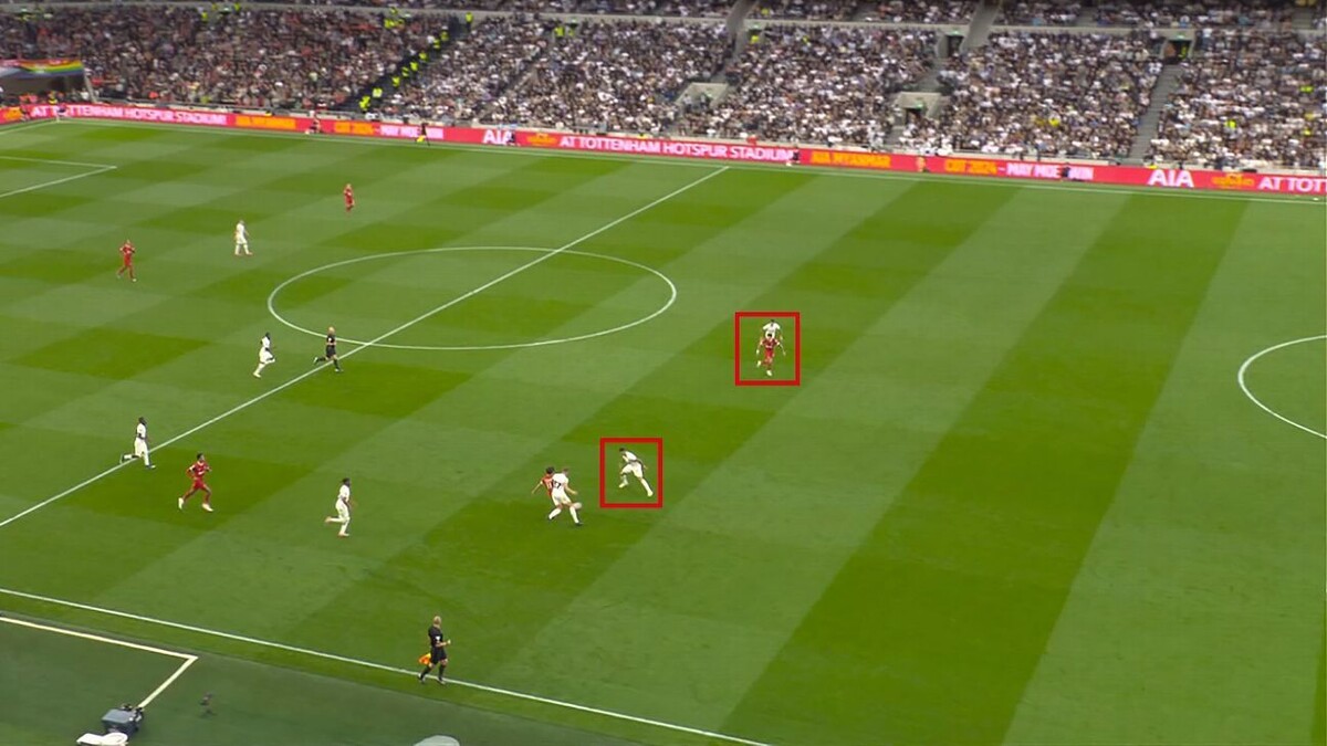 На фото показан момент офсайда с отметками игроков на поле во время гола Диаса. Источник: https://www.espn.com/soccer/story/_/id/38512240/the-var-review-went-wrong-luis-diaz-goal (аналогичный инцидент, иллюстрирующий офсайд)