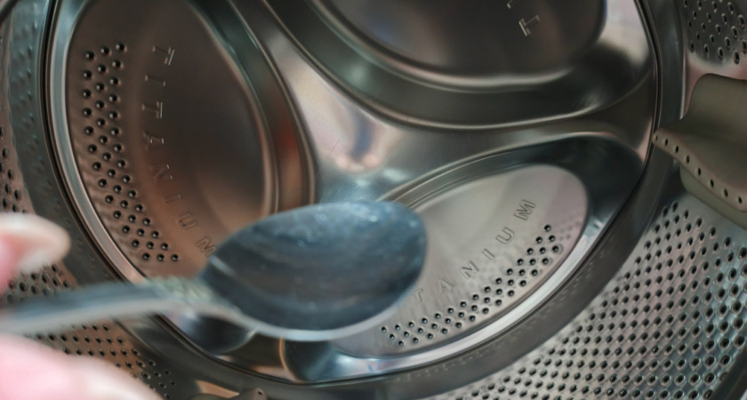    Кладу 1 ложку в стиральную машину при каждой стирке: незаменимый лайфхак - никакого волшебства, только физика