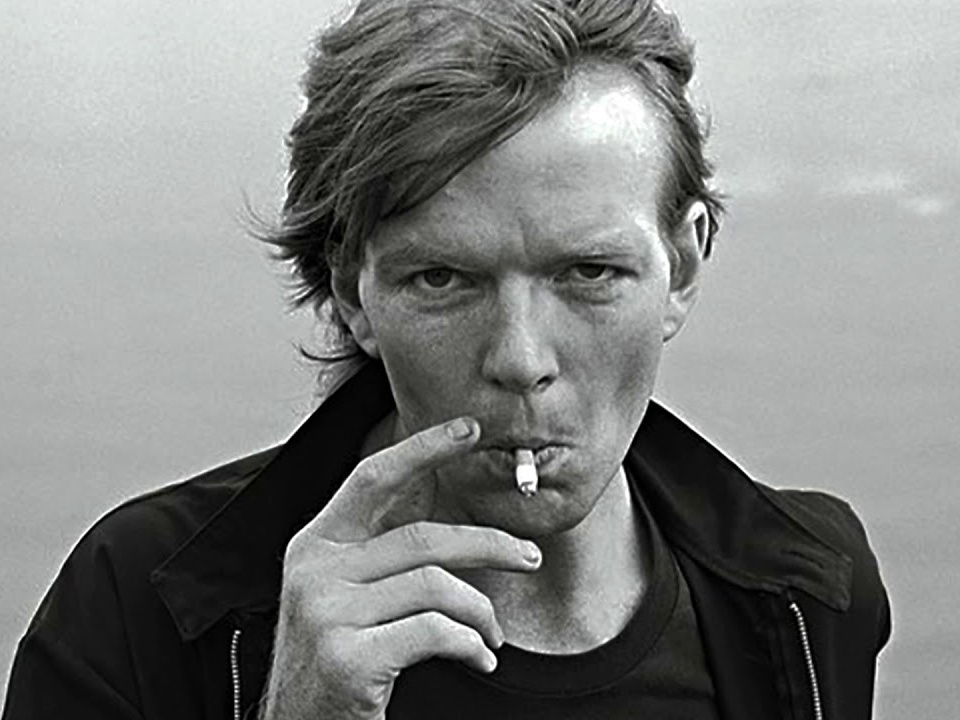 Джим Де́ннис Кэ́рролл - американский писатель, поэт, автобиограф и панк-музыкант. Наиболее известен как автор мемуаров «Дневники баскетболиста», лёгших в основу одноимённого фильма 1995 года с Леонардо Ди Каприо.