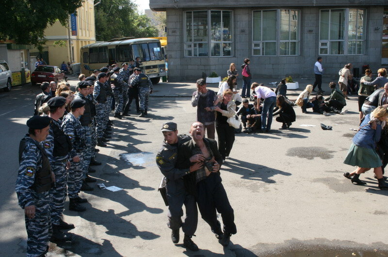 «Метро» фильм 2012 года: эвакуация и паника на улицах после прорыва воды(источник: kinopoisk.ru)