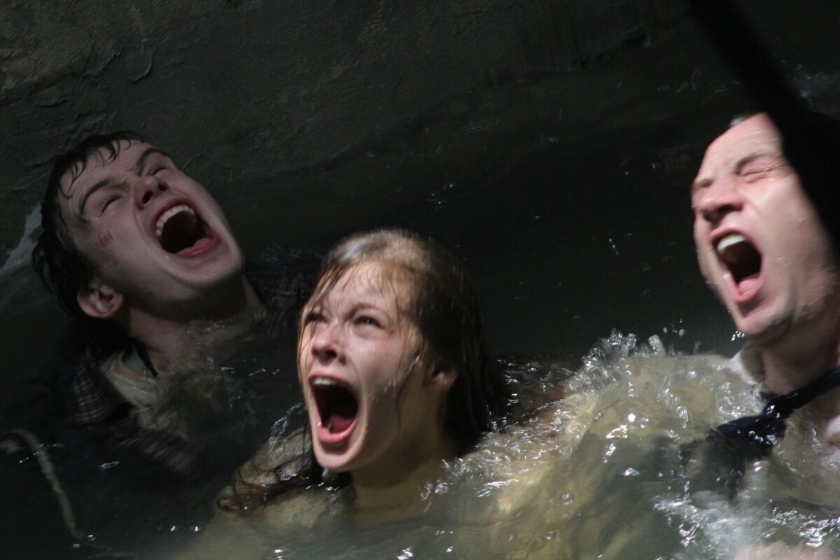 Фильм «Метро»: люди кричат в холодной воде, борьба за жизнь в затопленном тоннеле, (источник: kinopoisk.ru)