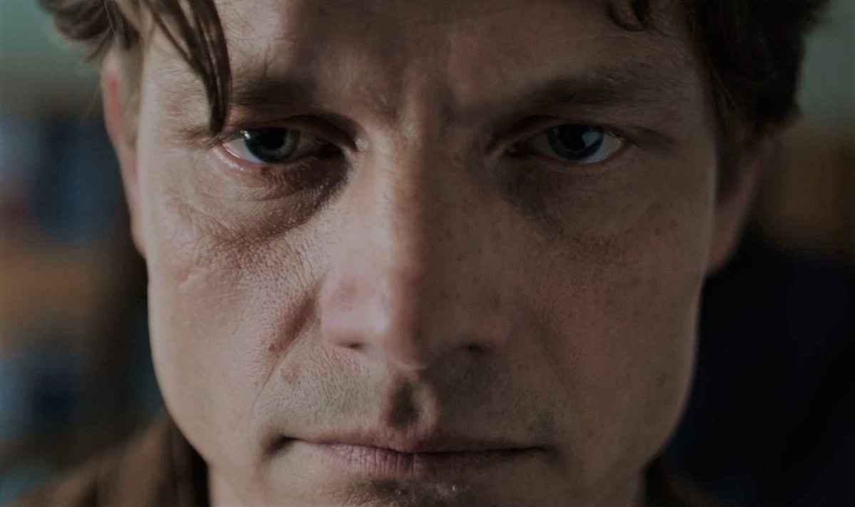 Крупный план героя, напряжённый взгляд, (источник: kino-teatr.ru)