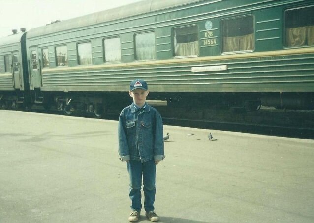 Мама сфотографировала меня на станции Печора. У нас была пересадка на другой поезд.