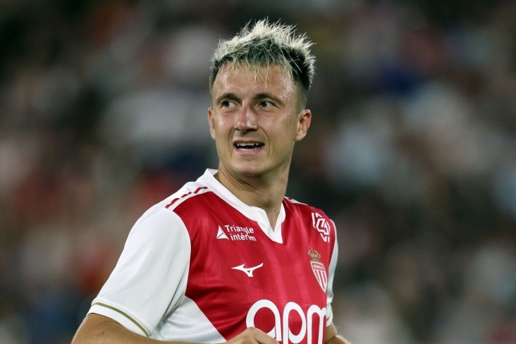 Описание картинки: На фото Александр Головин в форме "Монако" забивает гол в матче Лиги 1 против "Нанта". Он бежит с мячом, полный энергии, на фоне стадиона с болельщиками.
Источник: https://www.championat.com/football/news-6222072-aleksandr-golovin-zabil-pervyj-gol-v-sezone-za-monako-v-matche-s-nantom-v-lige-1.html