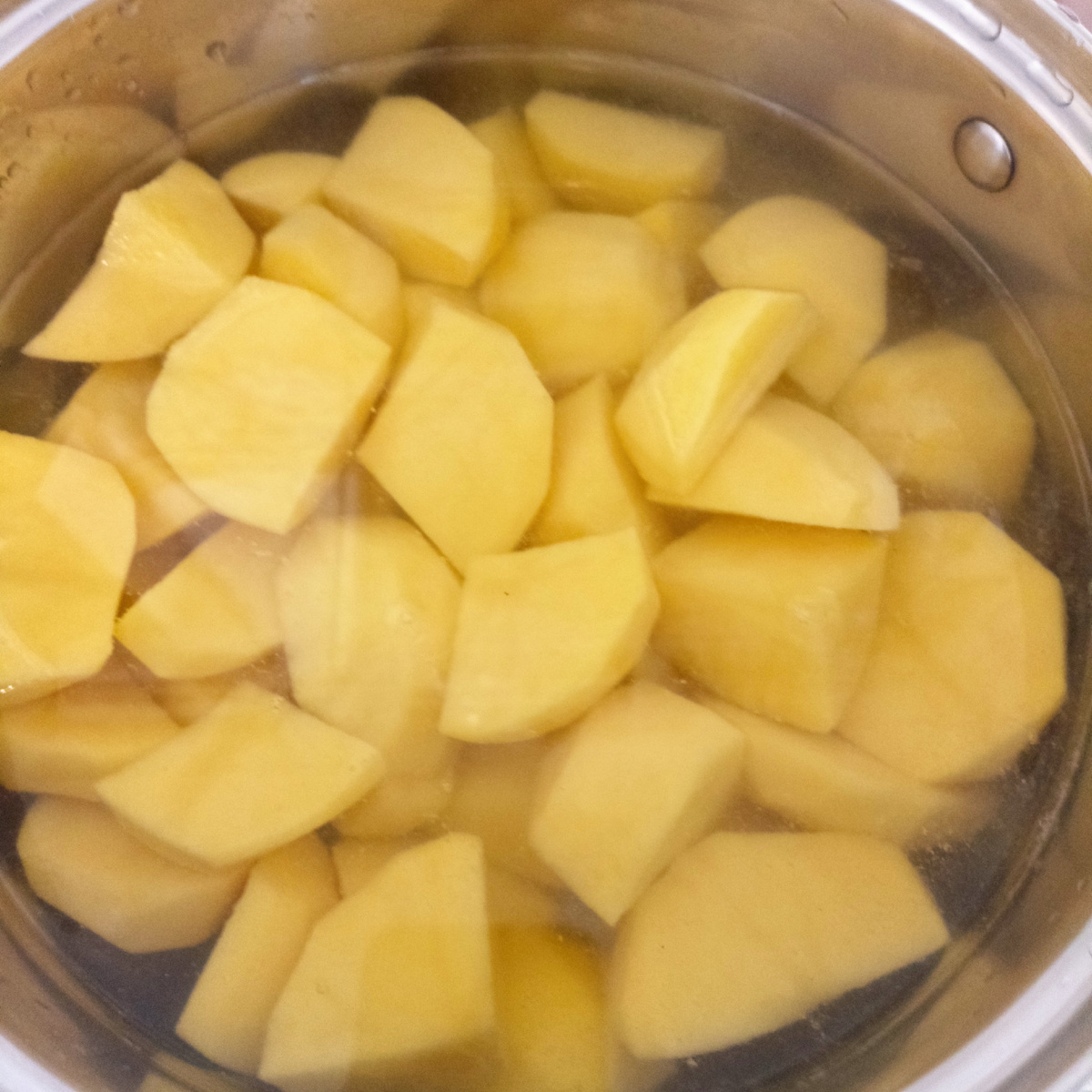 Картофель порезанный  в воде, ждёт своей очереди.