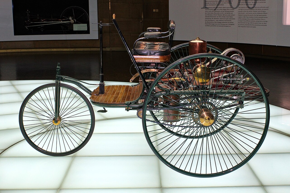 Современная реплика автомобиля Карла Бенца Motorwagen 1886 года. 